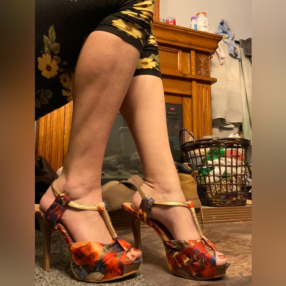 A.P.T. 9 size 9 -91/2 floral pumps